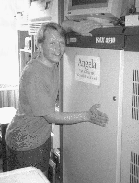 <Jag står vid datorn Angela>